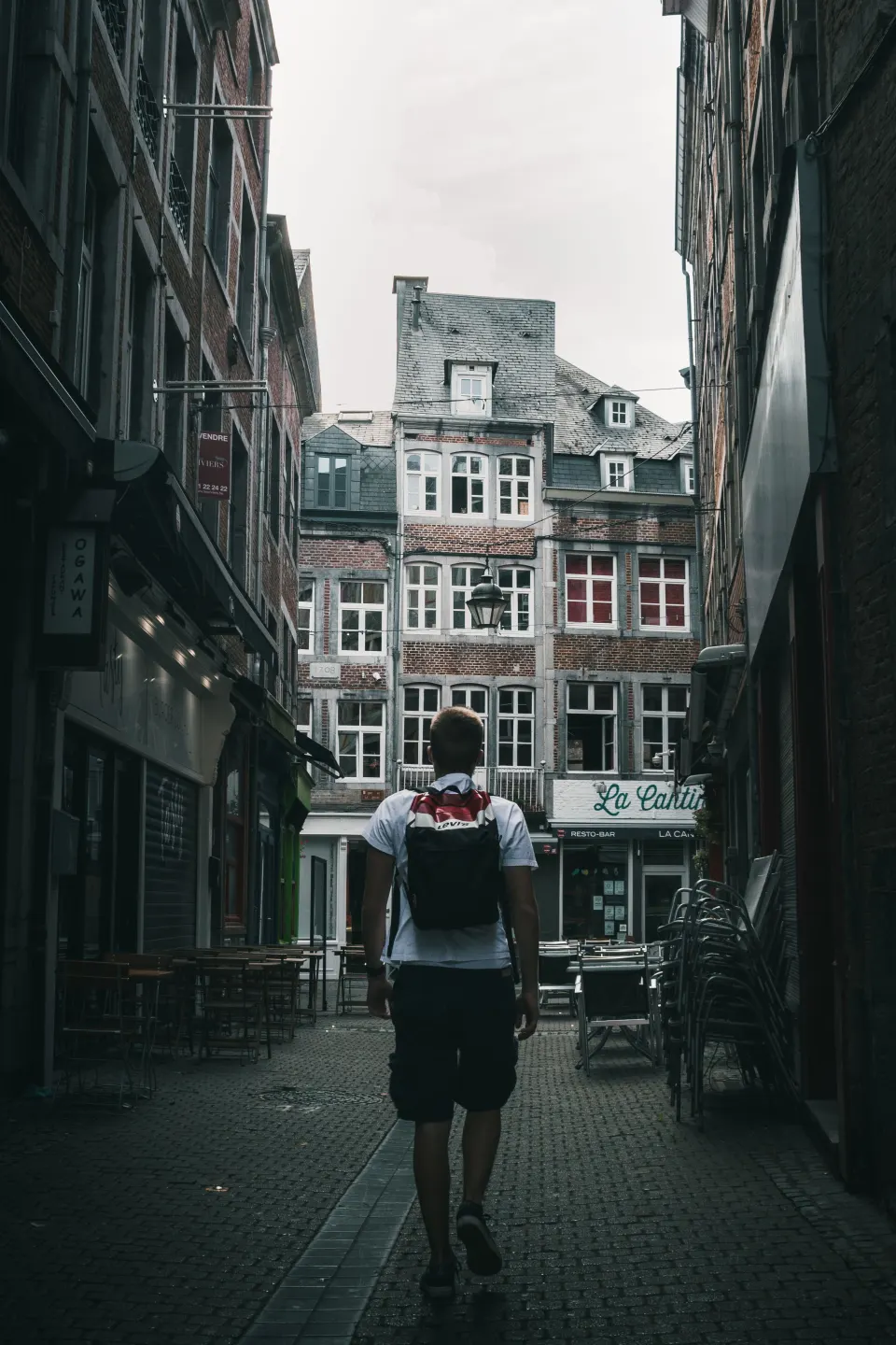 Een bezoeker verkent een sfeervolle stadsstraat